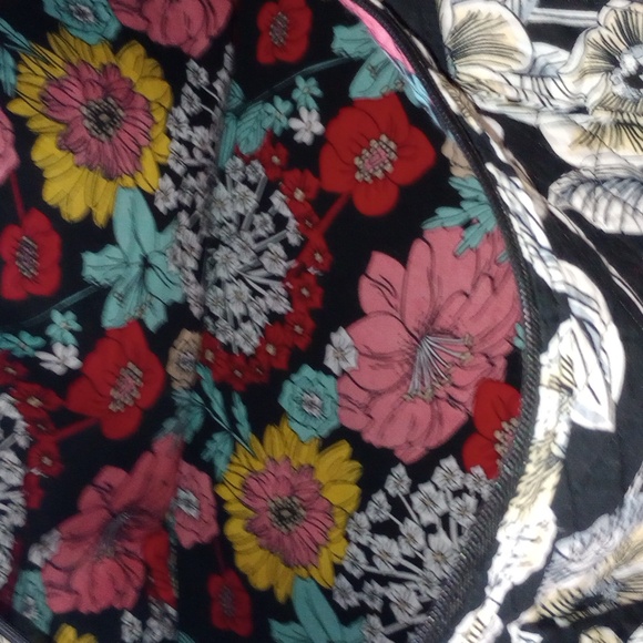 La Reina Large Duffle Carry on Bag with matching little coin Very Good Condition - Picture 9 of 10